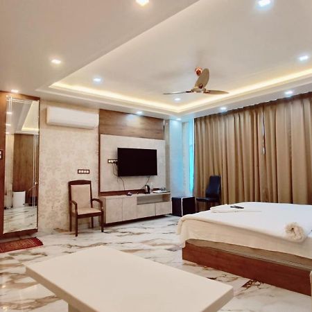 V Square Airport Hotel Lucknow Eksteriør billede