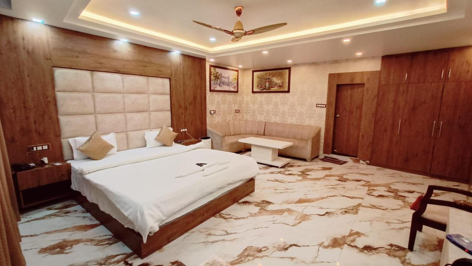 V Square Airport Hotel Lucknow Eksteriør billede