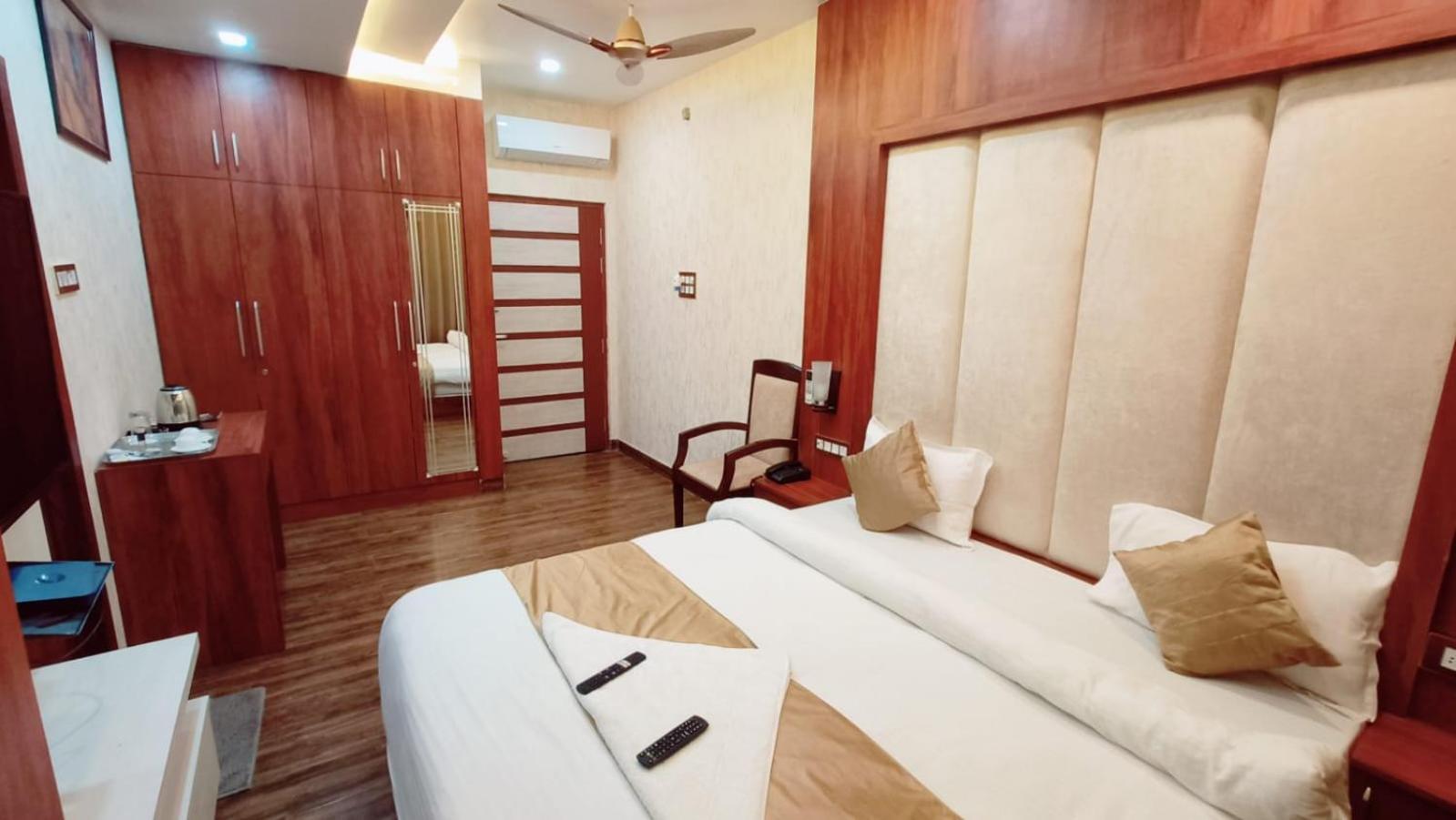 V Square Airport Hotel Lucknow Eksteriør billede