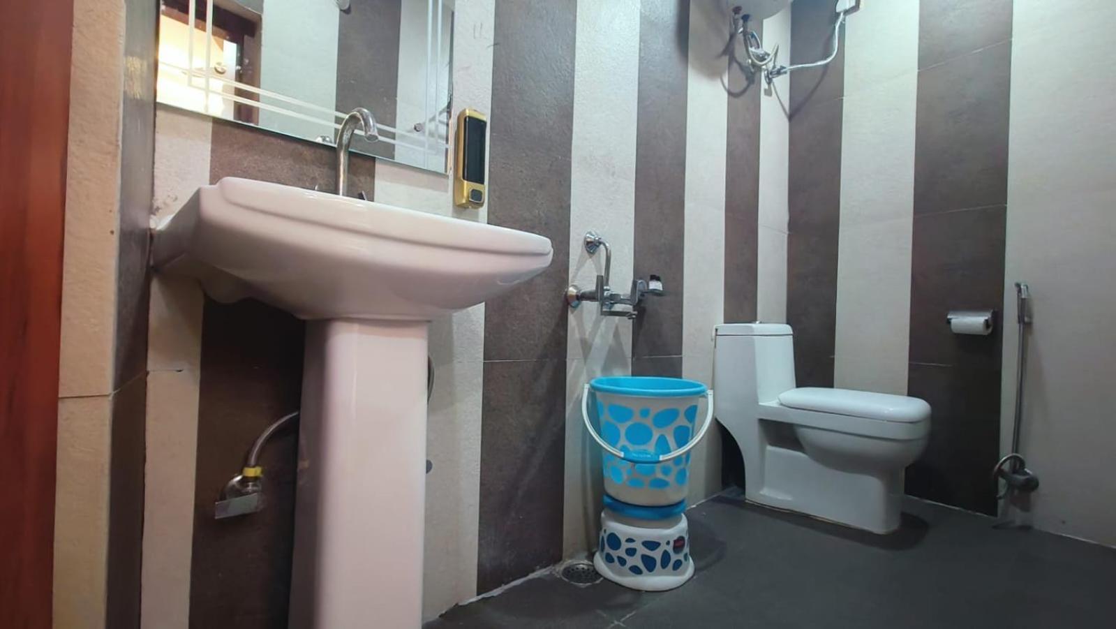 V Square Airport Hotel Lucknow Eksteriør billede