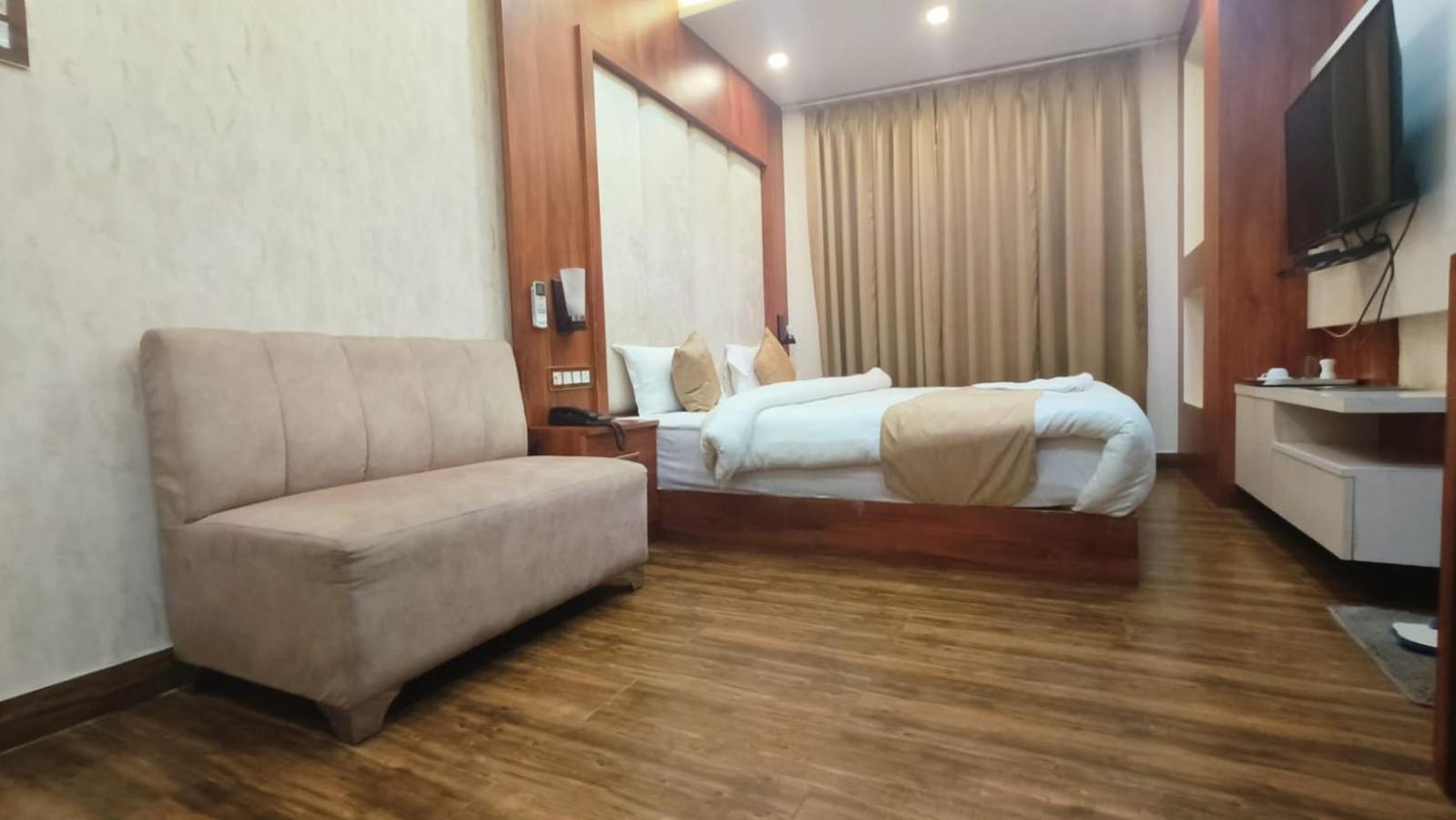 V Square Airport Hotel Lucknow Eksteriør billede
