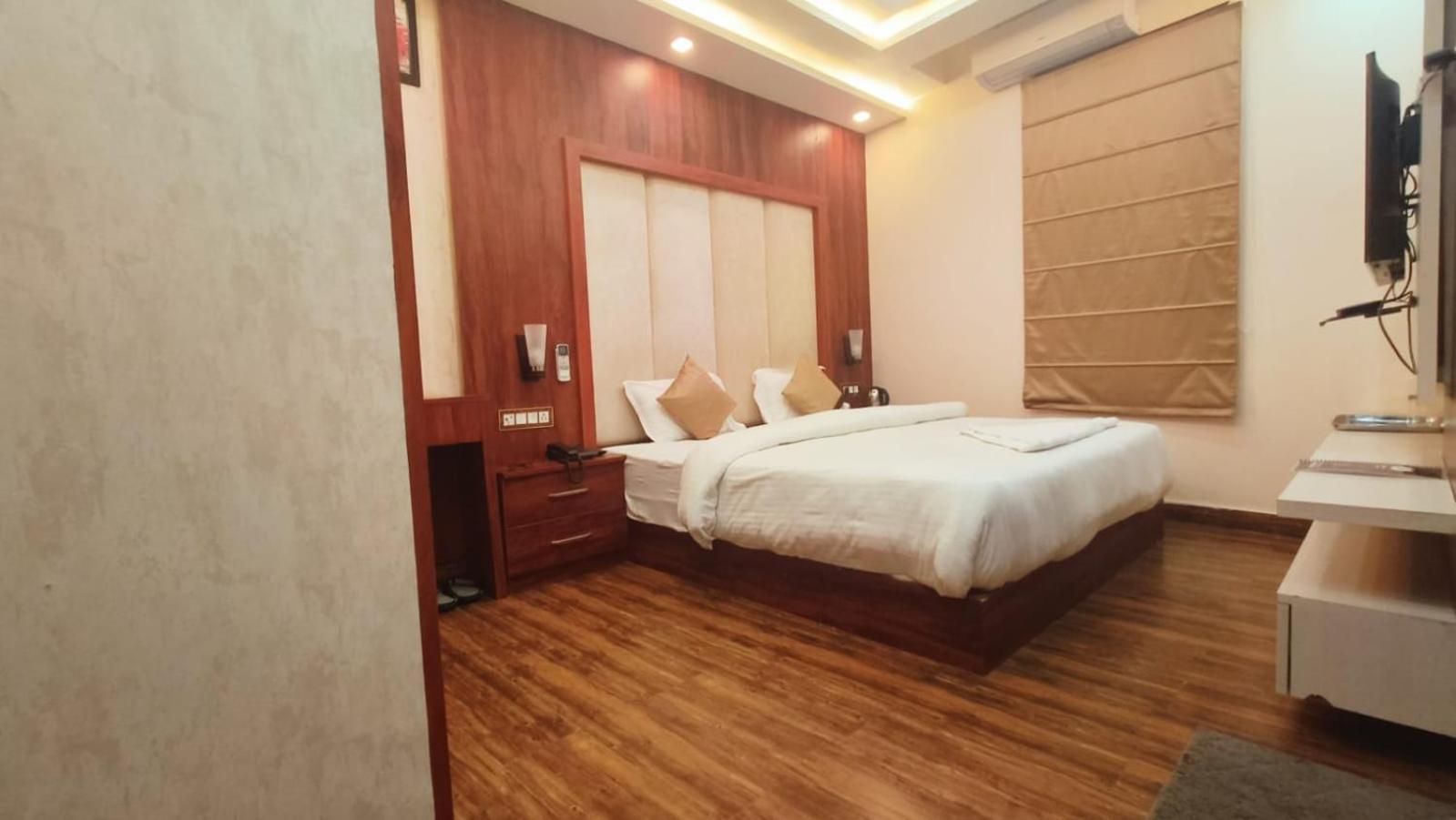 V Square Airport Hotel Lucknow Eksteriør billede