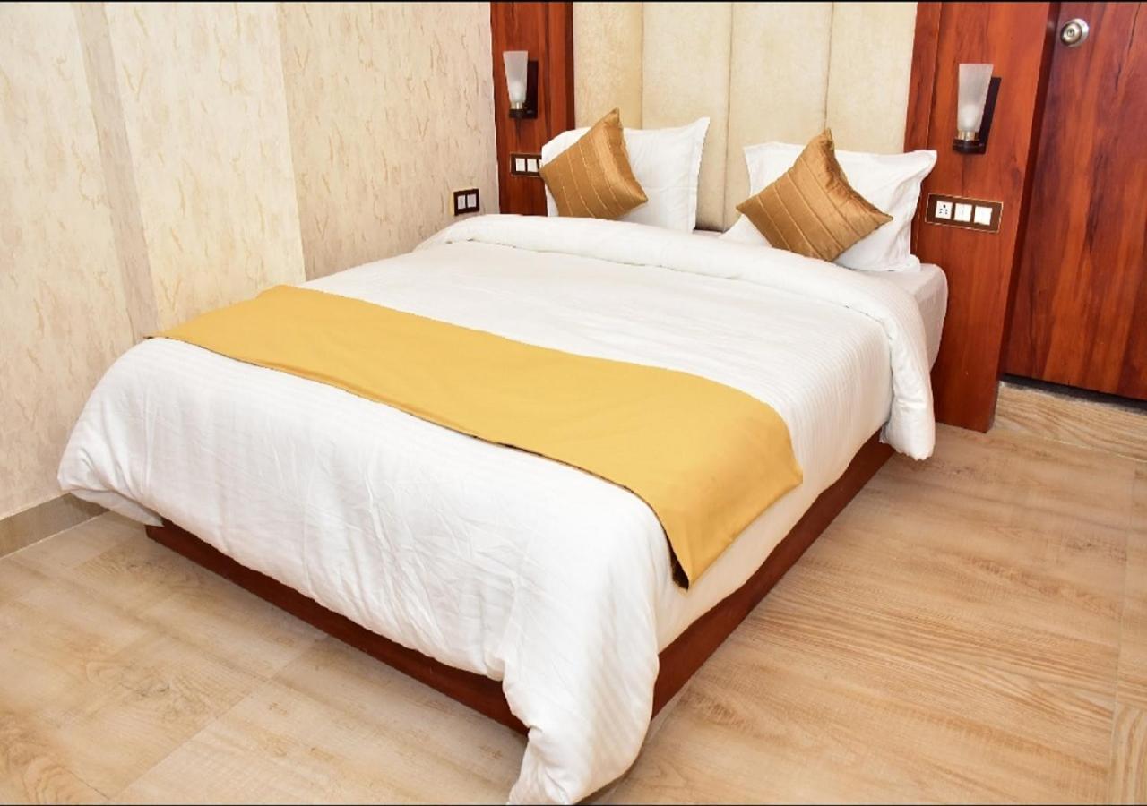 V Square Airport Hotel Lucknow Eksteriør billede