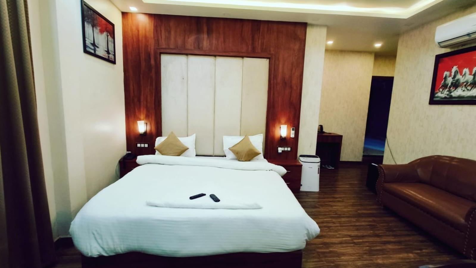 V Square Airport Hotel Lucknow Eksteriør billede