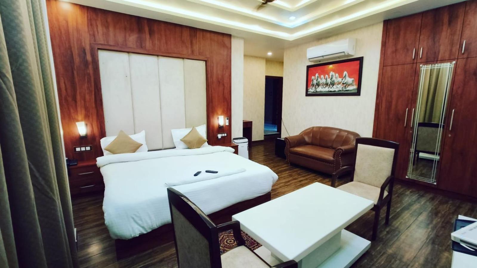 V Square Airport Hotel Lucknow Eksteriør billede